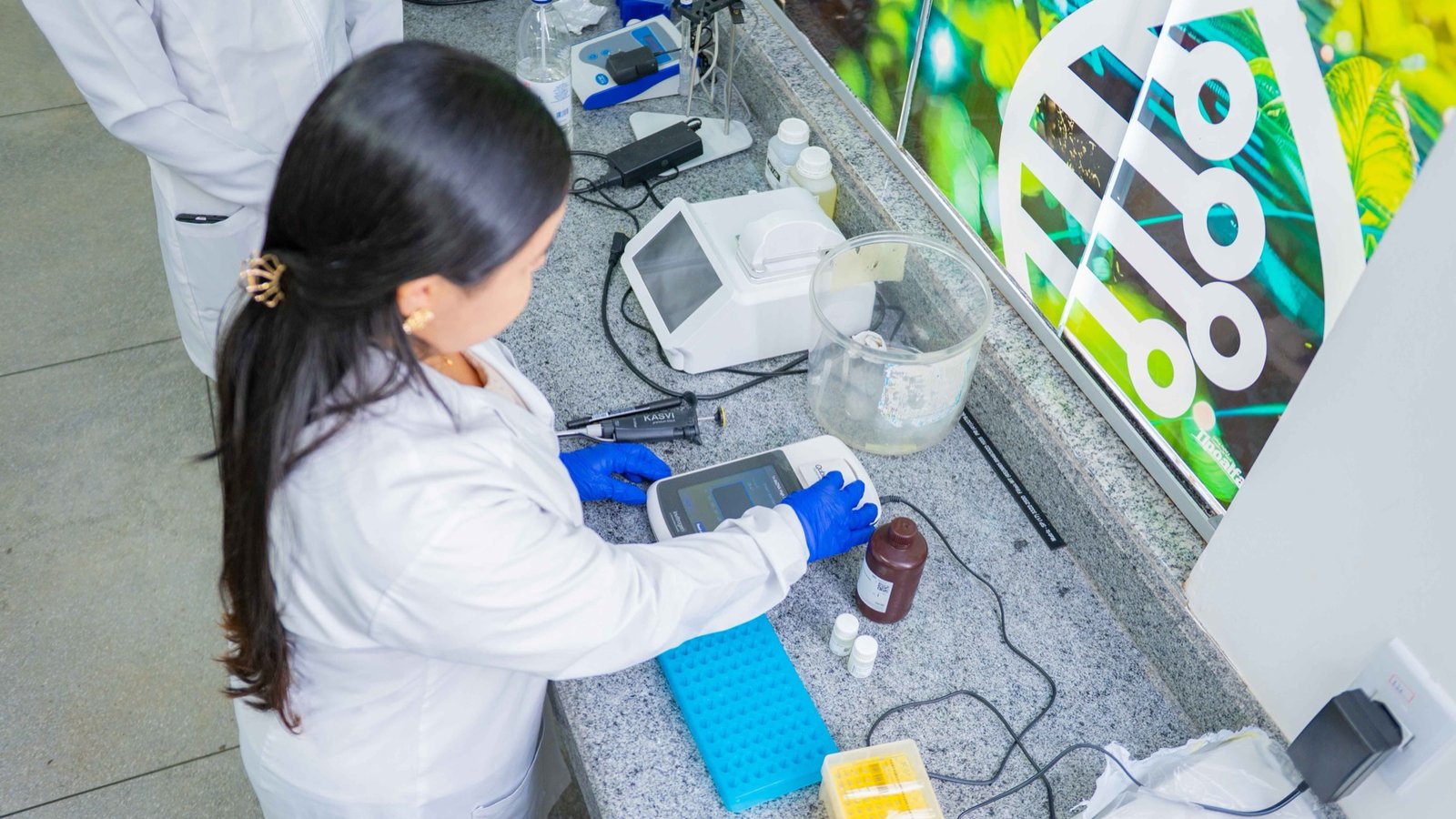 Pesquisadores no laboratório AraguaiaBiotech